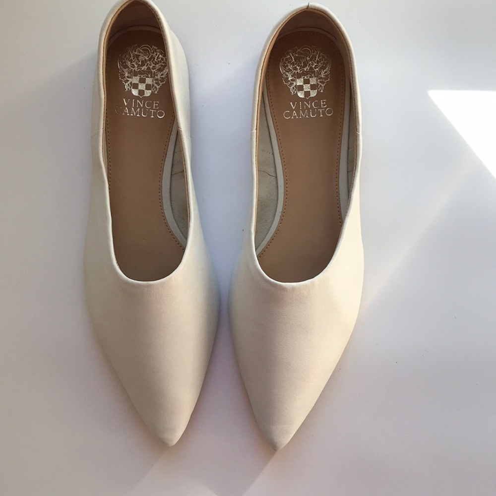 NWT VINCE CAMUTO WHITE FLAT SZ 10